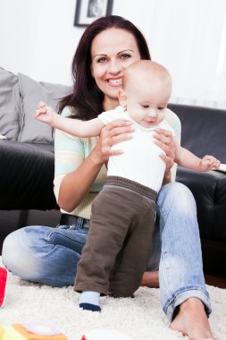 oturma odasında oynarken onun çocuk ile anne.