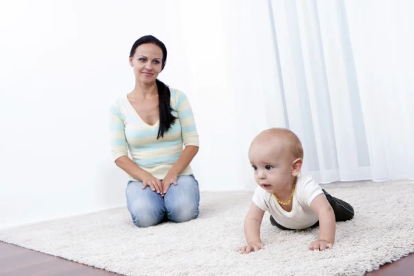 Attraente madre e suo figlio in soggiorno . — Foto Stock