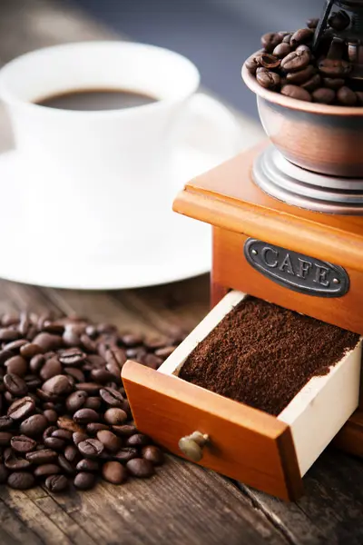 Rostade kaffebönor och kaffekvarn. — Stockfoto