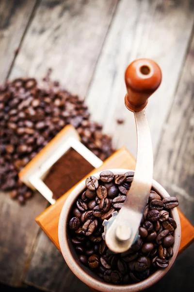 Rostade kaffebönor och kaffekvarn. — Stockfoto