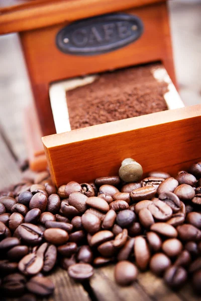 Rostade kaffebönor och kaffekvarn. — Stockfoto