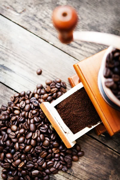 Rostade kaffebönor och kaffekvarn. — Stockfoto