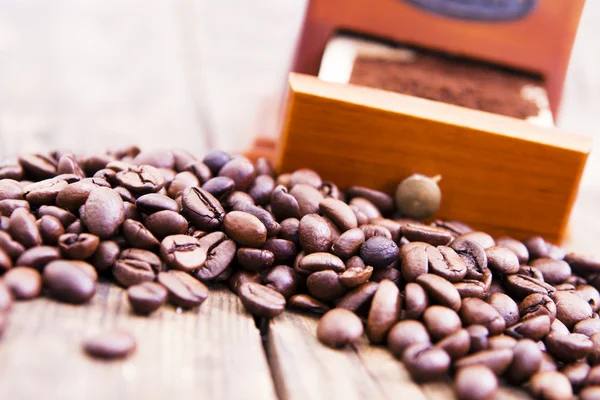 焼かれたコーヒー豆とコーヒー グラインダー. — ストック写真