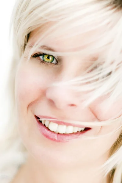 Menina loura alegre sorrindo olhos verdes . — Fotografia de Stock