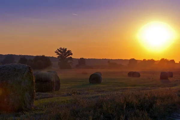 Las tierras de cultivo y la magnífica puesta de sol . — Foto de Stock