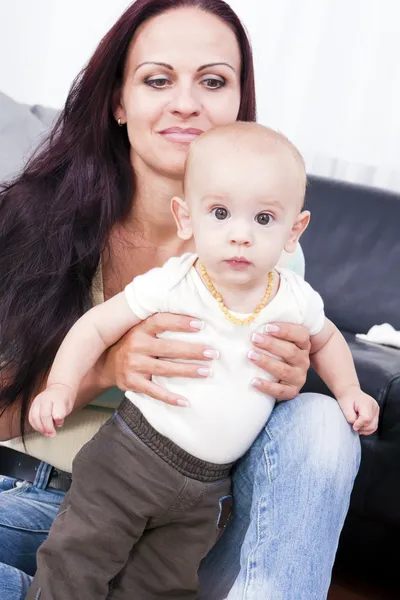 Bela mãe tocando seu beby a casa . — Fotografia de Stock