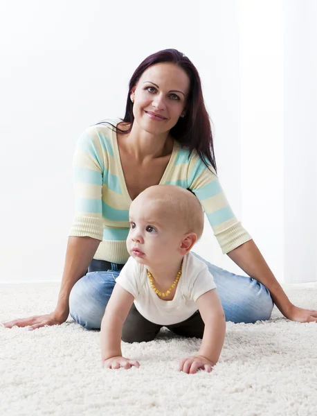 Mère avec son enfant jouant dans le salon . — Photo