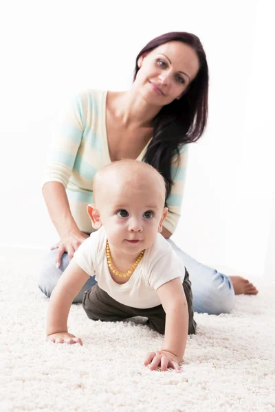 En casa interpretando a la madre de su hijo . — Foto de Stock