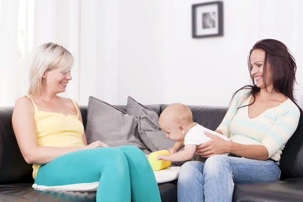 Família na sala de estar com menino . — Fotografia de Stock