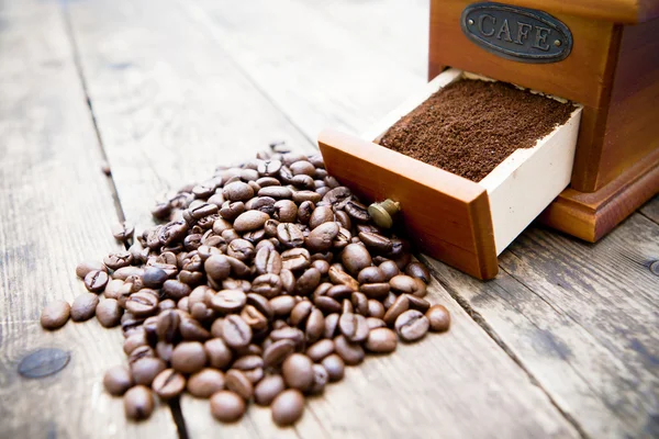 Koffiemolen met koffiebonen en gemalen koffie. — Stockfoto