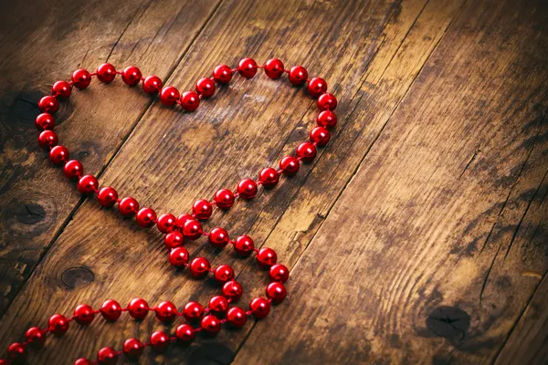 Rosso a forma di cuore collana di perle . — Foto Stock