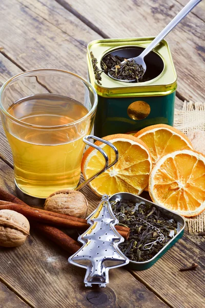 Délicieux thé aux fruits autour de la table en bois . — Photo