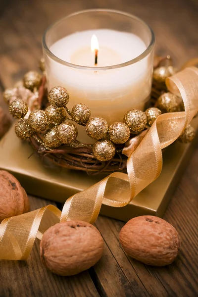 Candele festive decorative sul tavolo . — Foto Stock