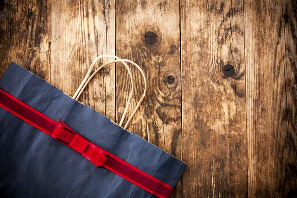 Bolsa de papel de fondo de madera rústica . —  Fotos de Stock