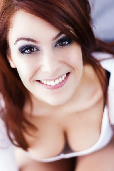 Güzel kızıl saçlı kız gülümsüyor. — Stok fotoğraf
