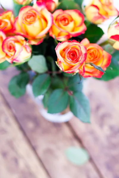 Presentes buquê de rosas na mesa . — Fotografia de Stock