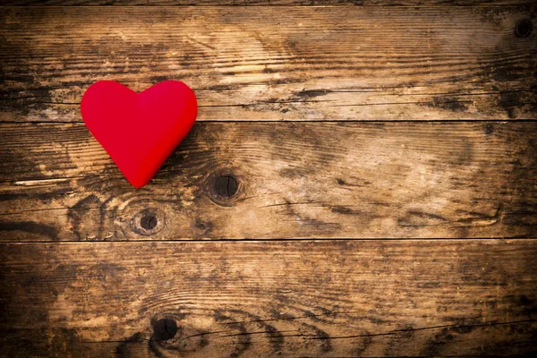 Simbolo di cuore rosso su assi di legno rustiche . — Foto Stock