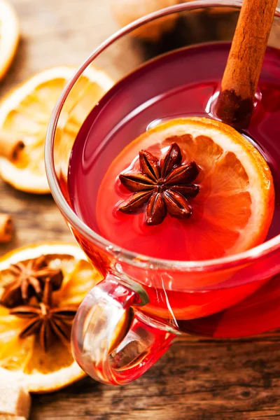 Köstliche Tasse Tee auf einem rustikalen Holztisch. — Stockfoto