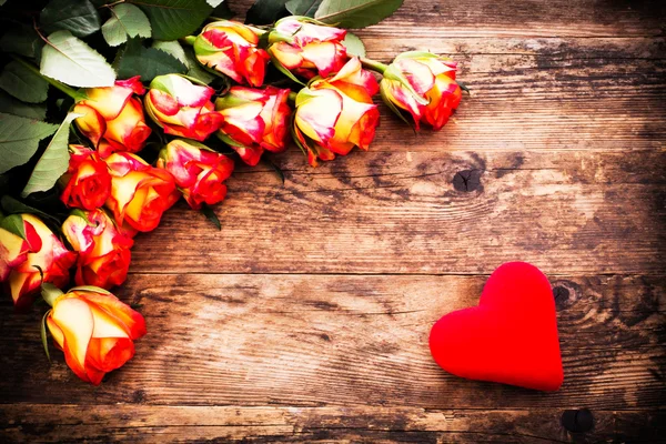 San Valentino sfondo con rose e cuori . — Foto Stock
