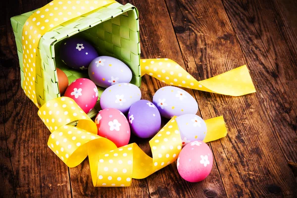 Ahşap zemin üzerine boyalı Paskalya yumurtaları. — Stok fotoğraf
