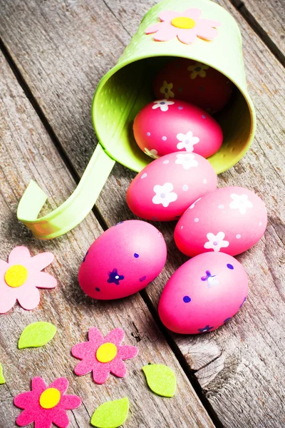 Ahşap zemin üzerine boyalı Paskalya yumurtaları. — Stok fotoğraf