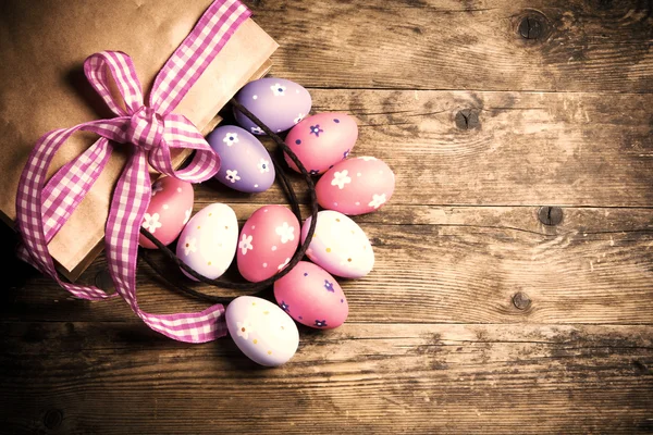 Uova di Pasqua dipinte sullo sfondo di legno . — Foto Stock
