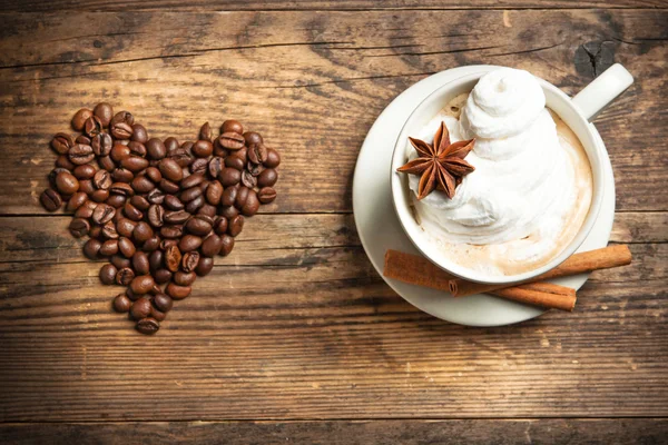 Utsökt kopp kaffe i en rustik bakgrund. — Stockfoto