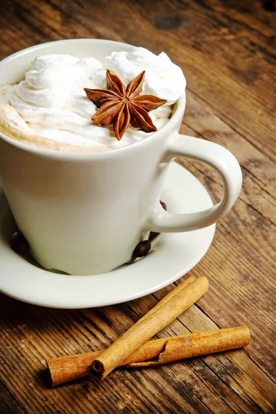 Délicieuse tasse de café dans un fond rustique . — Photo