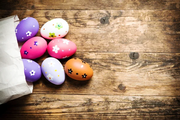 Uova di Pasqua dipinte su sfondo di legno. — Foto Stock