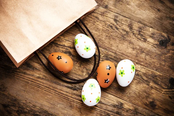 Ovos de Páscoa pintados no fundo de madeira . — Fotografia de Stock