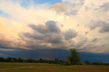 fırtınalı gökyüzü yağmur bulutları kırsal.