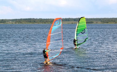 volga Nehri üzerinde Rüzgar Sörfü