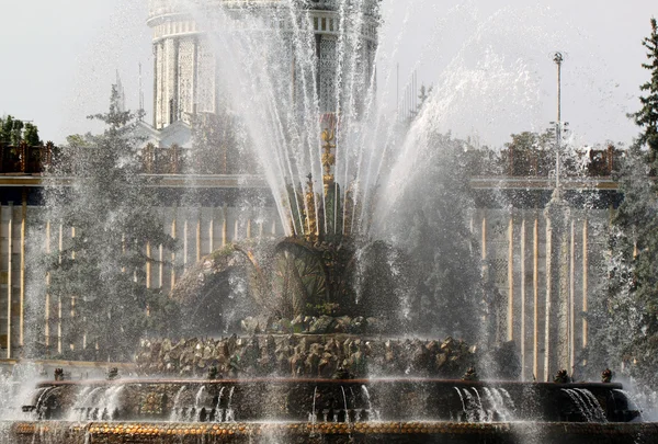 美丽漂亮的喷泉在莫斯科展出 — 图库照片