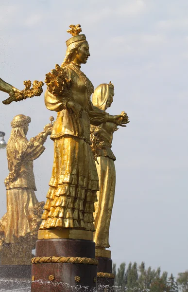 Девушка с фонтаном дружбы Казахстан — стоковое фото