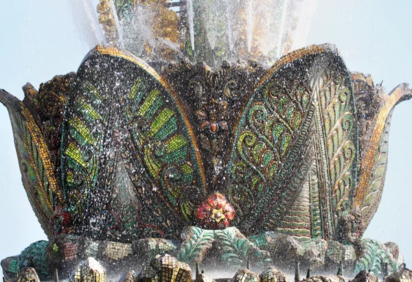 Exposition de fleurs en pierre de fontaine à Moscou à l'ENEA — Photo