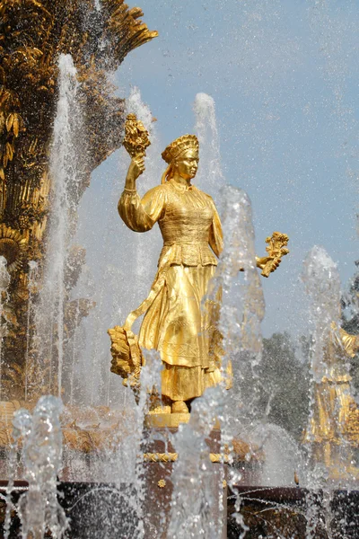 Girl with a fountain of friendship Lithuania — Stock Photo, Image