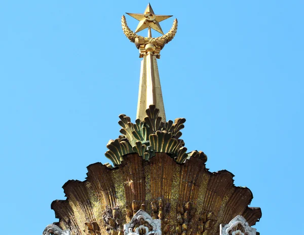 El edificio con una estrella en el campanario —  Fotos de Stock