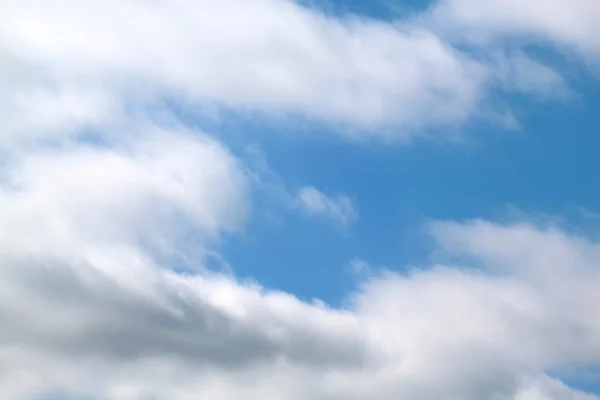 Nubes blancas en el cielo azul —  Fotos de Stock