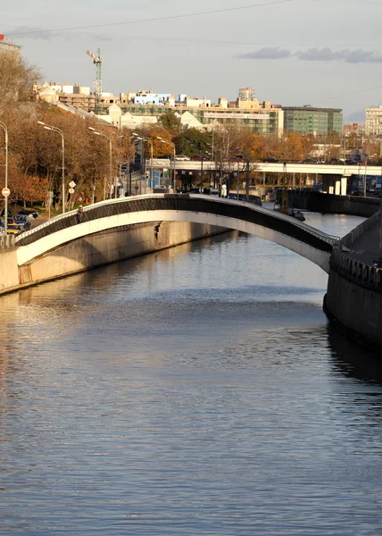 Överbrygga på floden yauza i Moskva — Stockfoto