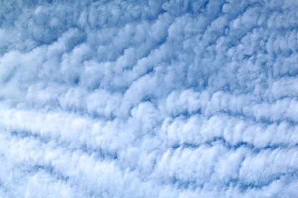 Nuvens brancas de penas no céu — Fotografia de Stock