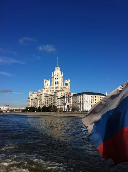 Высотка на Котельнической набережной в Москве — стокове фото