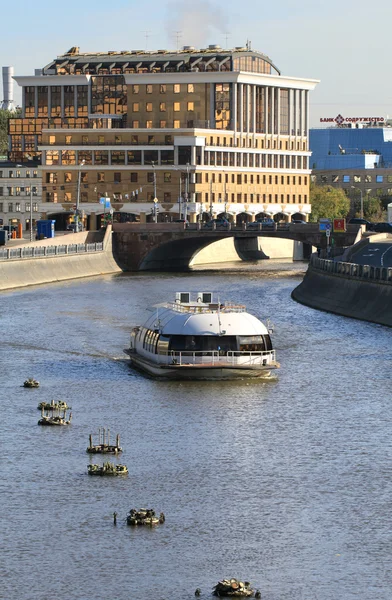 Pleziervaartuigen drijft op de rivier — Stockfoto