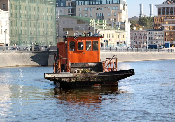 Fartyget rensar floden av skräp — Stockfoto