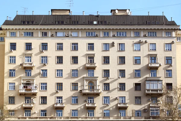 Старое многоэтажное здание в Москве — стоковое фото