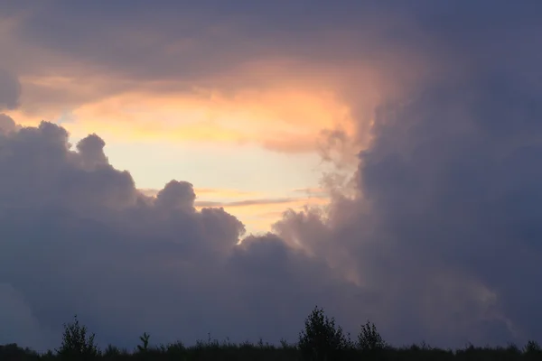 Gökyüzündeki kara bulutlar