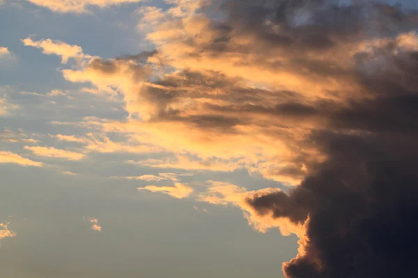 Nuvens escuras no céu da noite — Fotografia de Stock