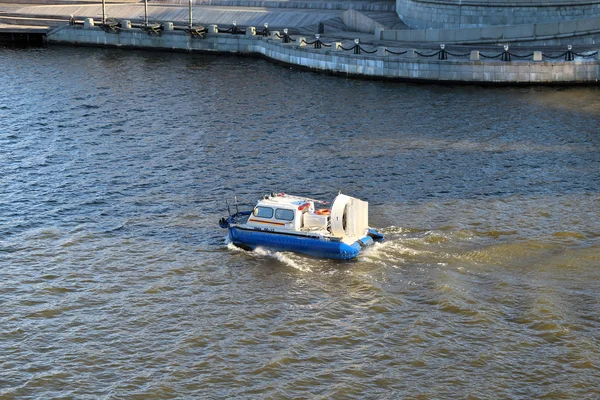 Hovercraft in de Moskou-rivier — Stockfoto