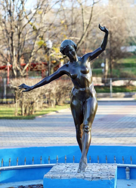 Sculpture of a naked girl in Gorky Park — Stock Photo, Image