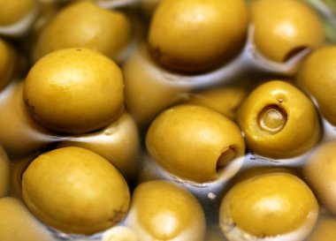 sıvı içinde yeşil zeytin