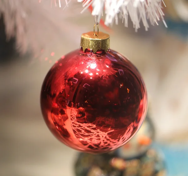 Boule rouge sur l'arbre de Noël — Photo